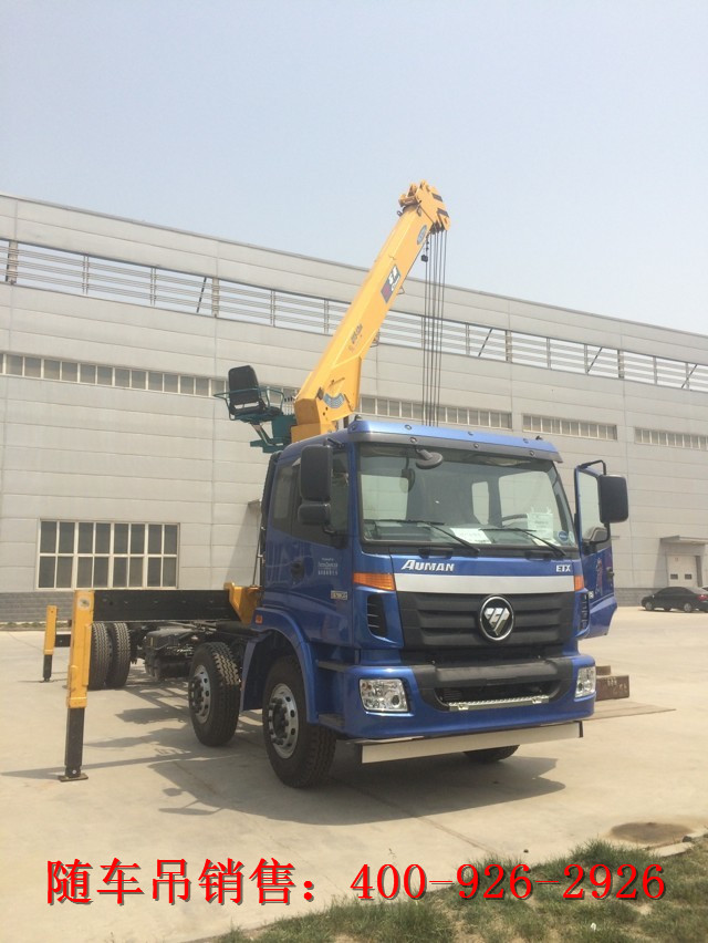 伸縮臂式隨車吊正在進行吊裝作業 伸縮臂式隨車吊正在進行吊裝作業