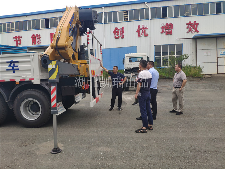 我公司技術(shù)人員給客戶講解操作要領(lǐng)及注意事項 我公司技術(shù)人員給客戶講解操作要領(lǐng)及注意事項