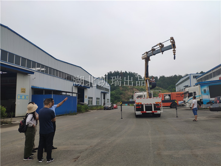 檢驗徐工8噸吊臂長度 檢驗徐工8噸吊臂長度