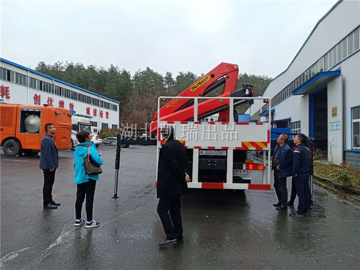 技術人員講解檢衡車操作要點 技術人員講解檢衡車操作要點