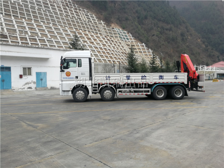 武威計(jì)量所檢衡車發(fā)運(yùn)在服務(wù)區(qū)(左) 武威計(jì)量所檢衡車發(fā)運(yùn)在服務(wù)區(qū)(左)