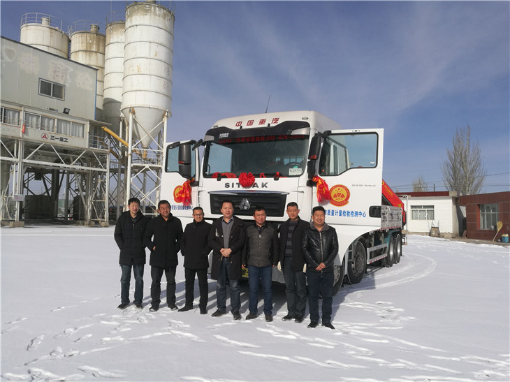 砝碼裝車完畢后武威計(jì)量所領(lǐng)導(dǎo)合影記錄 砝碼裝車完畢后武威計(jì)量所領(lǐng)導(dǎo)合影記錄