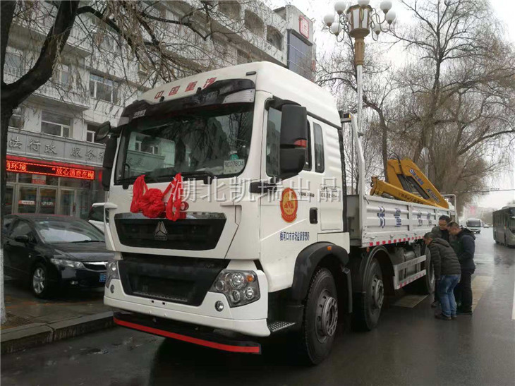 梅河口市產品質量計量檢測所領導查看計量檢衡車車況 梅河口市產品質量計量檢測所領導查看計量檢衡車車況