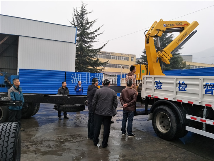 明光市計(jì)量所領(lǐng)導(dǎo)一行驗(yàn)收計(jì)量檢衡車 明光市計(jì)量所領(lǐng)導(dǎo)一行驗(yàn)收計(jì)量檢衡車