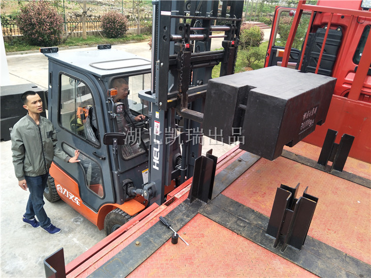 隨車叉車叉運(yùn)兩噸鑄鐵砝碼 隨車叉車叉運(yùn)兩噸鑄鐵砝碼