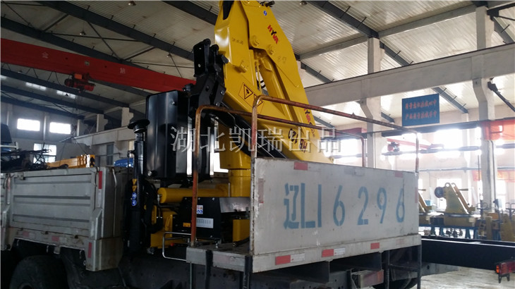 檢衡車吊臂在安裝車間進(jìn)行改造 檢衡車吊臂在安裝車間進(jìn)行改造