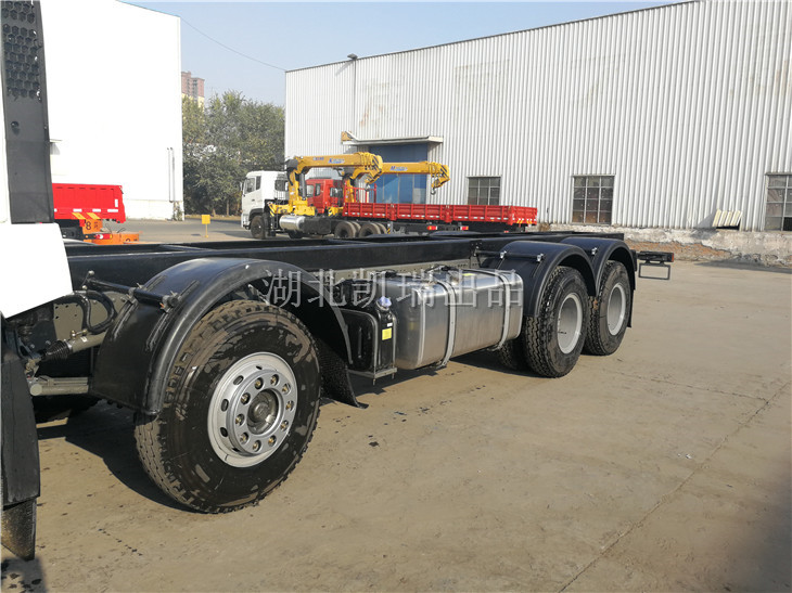 底盤加固后的左側 底盤加固后的左側