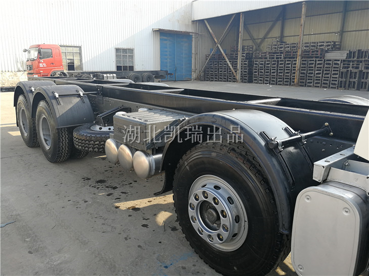 底盤加固后的右側 底盤加固后的右側