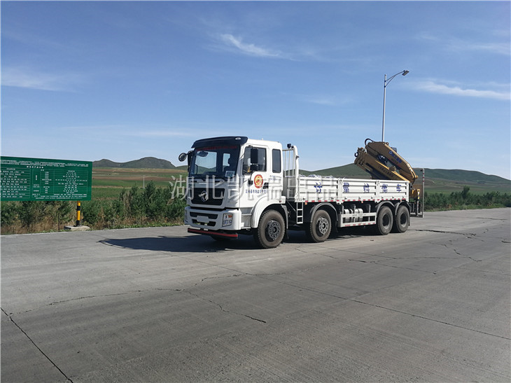 檢衡車路過興安盟收費廣場 檢衡車路過興安盟收費廣場