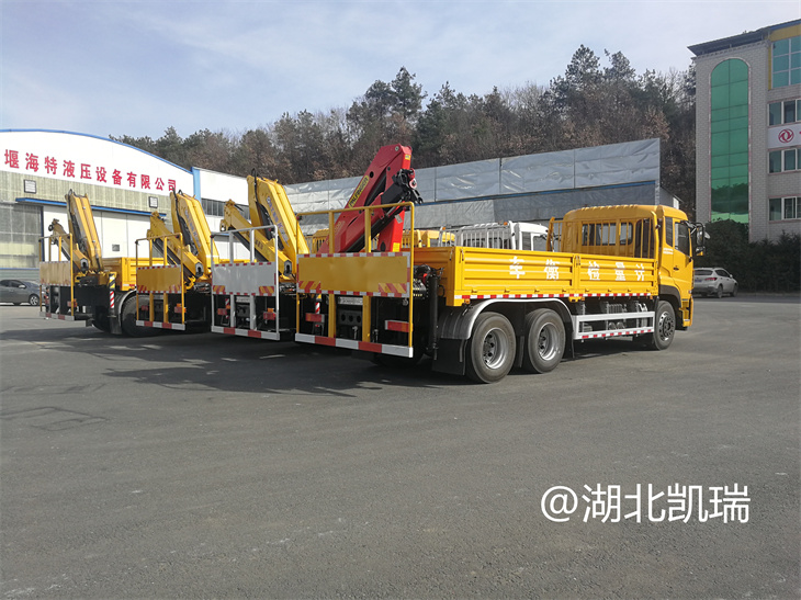 四臺(tái)“東風(fēng)系列”計(jì)量檢衡車(chē)列裝發(fā)運(yùn)(右后) 四臺(tái)“東風(fēng)系列”計(jì)量檢衡車(chē)列裝發(fā)運(yùn)(右后)