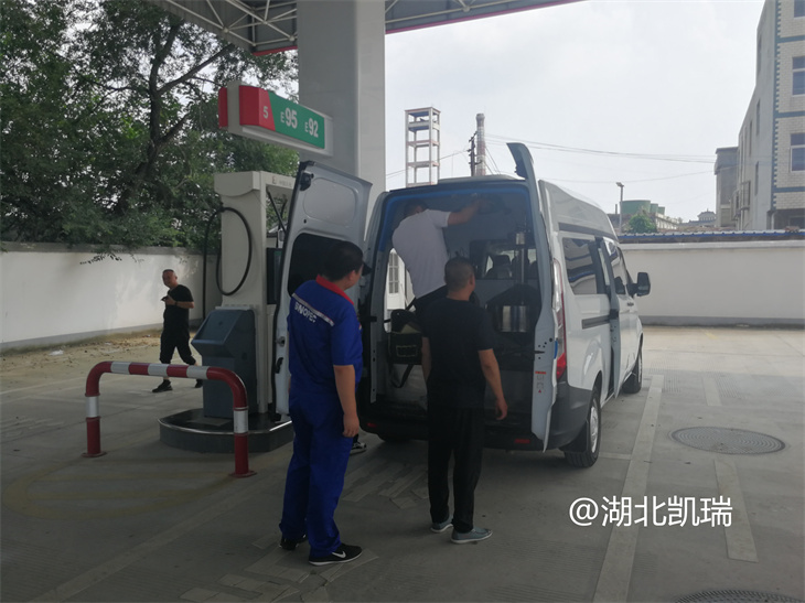 燃油加油機(jī)檢定現(xiàn)場(chǎng) 燃油加油機(jī)檢定現(xiàn)場(chǎng)