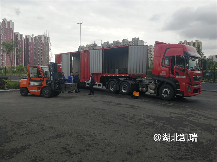 指導叉車裝卸砝碼到計量檢衡半掛車 指導叉車裝卸砝碼到計量檢衡半掛車